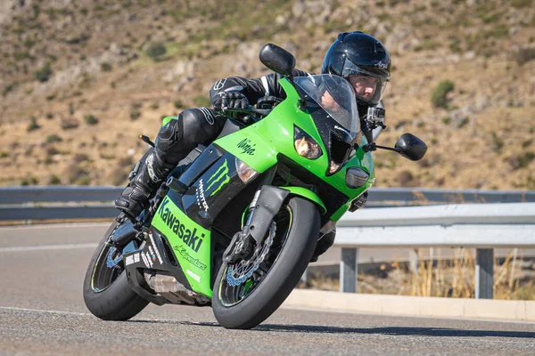 Motorradfahrer Fährt Mit Seinem Fahrzeug Durch Die Berge — Stockfoto