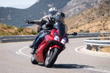 Ağustos 2020 'de İspanya' nın Avila ilindeki Navalmoral limanında güneşli bir pazar günü keskin bir viraj alan motosikletçi