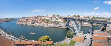 Tarihi Porto Şehri, Douro Nehri ve ikonik Dom Lus I köprüsünün çarpıcı panoramik manzarası..