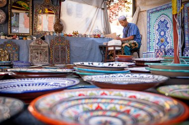 Bu görüntü, Eylül 2023 'te Orta Çağ' daki vila pazarında yapılan Fas el sanatları atölyesini gösteriyor.