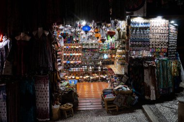 El yapımı çantalar, canlı tekstil ve renkli lambalar satan işlek bir market.