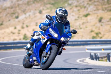 Ağustos 2023 'te İspanya' da virajlı bir dağ yolunda hızlı giden bir motorcu.