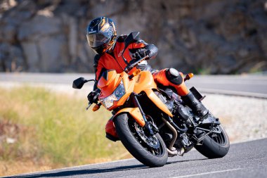 Ağustos 2023 'te İspanya' da virajlı bir dağ yolunda hızlı giden bir motorcu.