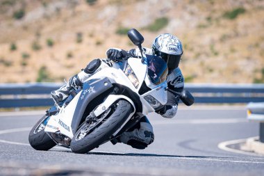 Ağustos 2023 'te İspanya' da virajlı bir dağ yolunda hızlı giden bir motorcu.