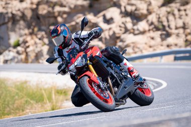 Ağustos 2023 'te İspanya' da virajlı bir dağ yolunda hızlı giden bir motorcu.