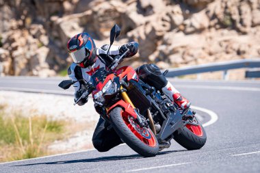 Ağustos 2023 'te İspanya' da virajlı bir dağ yolunda hızlı giden bir motorcu.