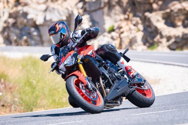 Ağustos 2023 'te İspanya' da virajlı bir dağ yolunda hızlı giden bir motorcu.