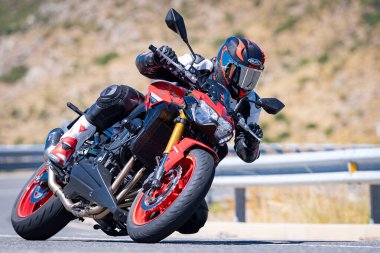 Ağustos 2023 'te İspanya' da virajlı bir dağ yolunda hızlı giden bir motorcu.