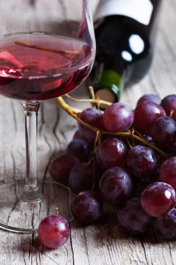 siyah üzüm şarap şişe