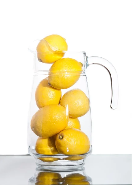 beyaz arkaplanda limon