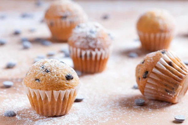 Muffins au chocolat isolés au premier plan sur table rustique en bois — Photo