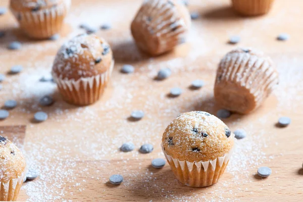 Muffins au chocolat isolés au premier plan sur table rustique en bois — Photo