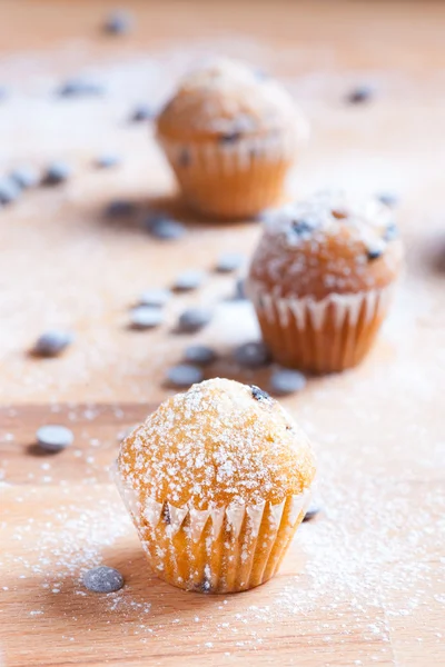 Muffins au chocolat isolés au premier plan sur table rustique en bois — Photo