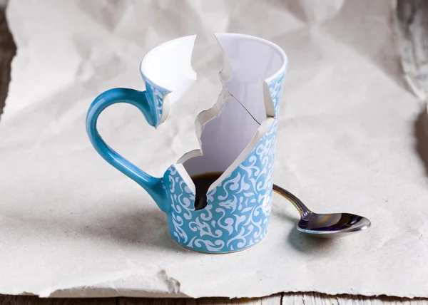 Becher kaputt und wieder auf Holztisch geklebt — Stockfoto