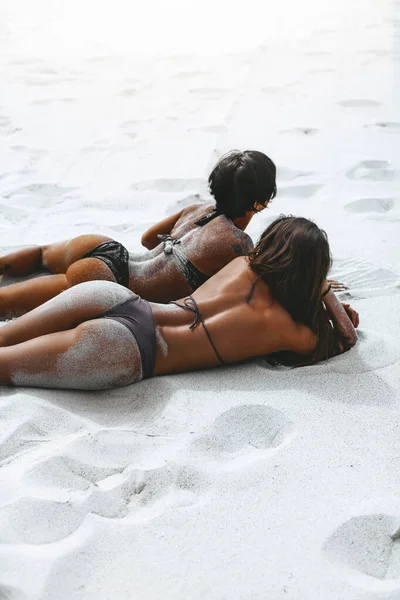 Deux Femmes Caucasiennes Sexy Maillot Bain Bikini Sur Une Plage — Photo