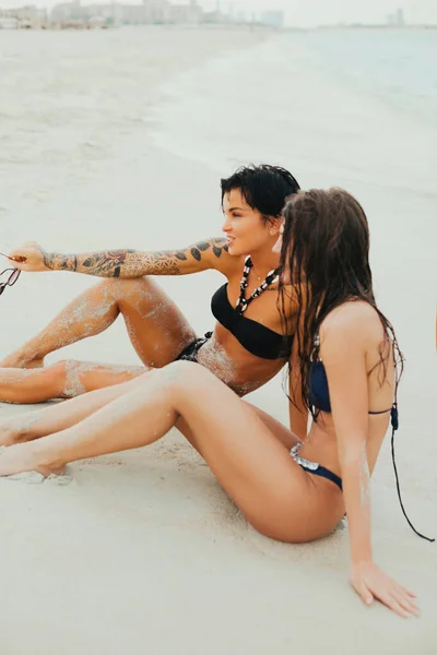 Dwie Seksowne Kaukaskie Kobiety Bikini Białym Piasku Sport Aktywność Odpoczynek — Zdjęcie stockowe
