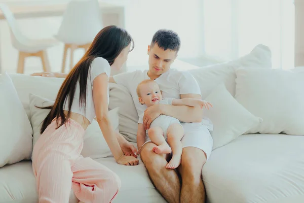 Pai Mãe Filho Estão Relaxando Sofá Sala Estar Cuidados Infantis — Fotografia de Stock