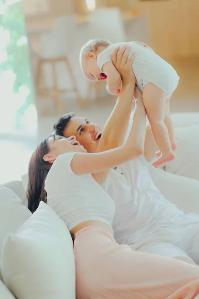 Padre Felice Madre Figlio Piccolo Stanno Giocando Sul Divano Soggiorno — Foto Stock