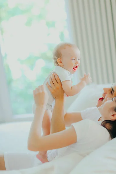 Pai Feliz Mãe Filho Pequeno Estão Brincando Sofá Sala Estar — Fotografia de Stock