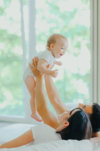 Pai Feliz Mãe Filho Pequeno Estão Brincando Sofá Sala Estar — Fotografia de Stock