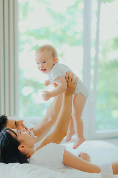 Pai Feliz Mãe Filho Pequeno Estão Brincando Sofá Sala Estar — Fotografia de Stock