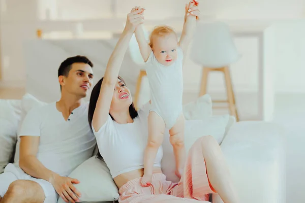 Pai Feliz Mãe Filho Pequeno Estão Brincando Sofá Sala Estar — Fotografia de Stock