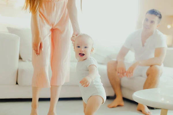 Jovem Pai Mãe Ensinam Bebê Andar Cuidados Infantis Parentalidade Primeiro — Fotografia de Stock