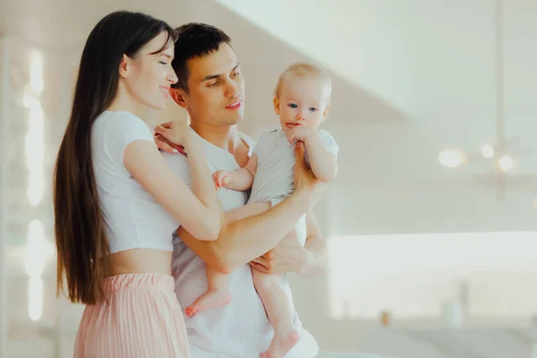 Jovem Família Bonita Casa Cuidados Infantis Parentalidade — Fotografia de Stock