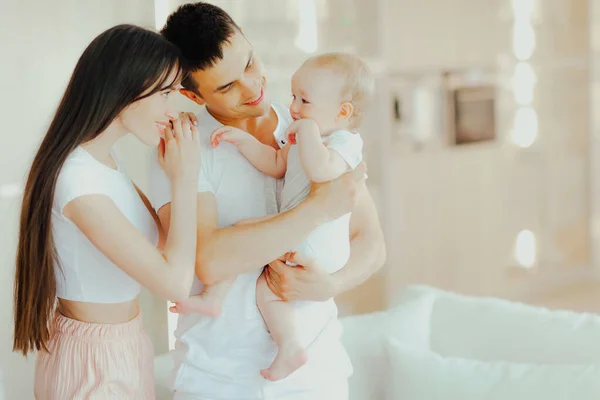 Jovem Família Bonita Casa Cuidados Infantis Parentalidade — Fotografia de Stock