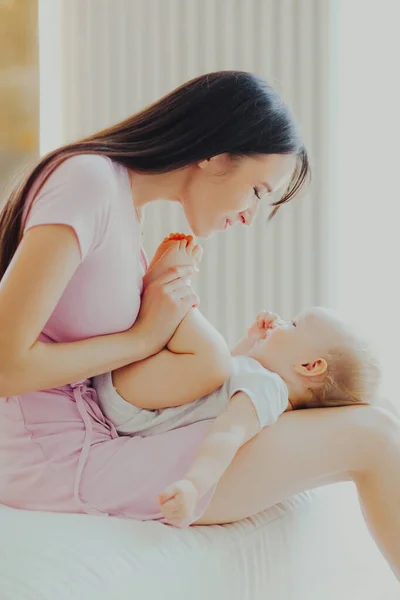 Young Beautiful Mother Plays Her Little Baby Sofa Bright Living — Stock Photo, Image