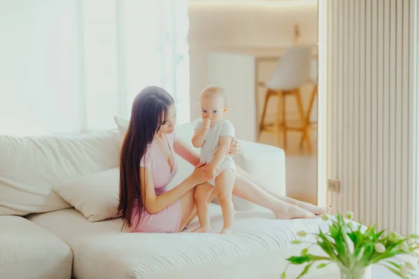 Jovem Mãe Bonita Brinca Com Seu Bebê Sofá Sala Estar — Fotografia de Stock