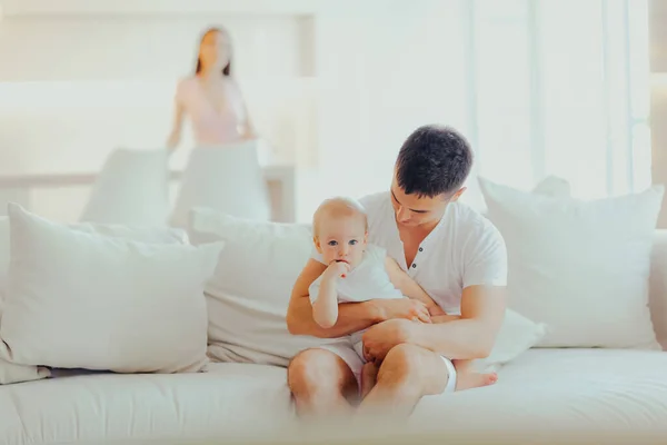 Giovane Padre Gioca Con Bambino Sul Divano Soggiorno Luminoso Cura — Foto Stock