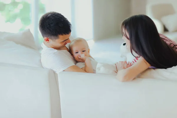 Miúdo Brinca Sofá Com Pais Sala Estar Cuidados Infantis Parentalidade — Fotografia de Stock