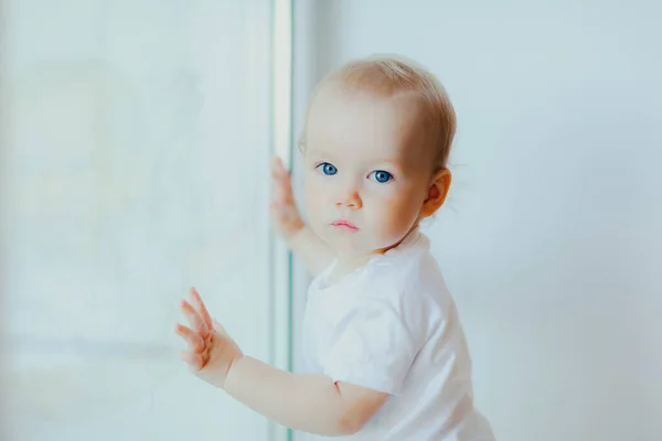 Bebé Pequeno Está Janela Crescimento Desenvolvimento Aprendizagem Criança — Fotografia de Stock