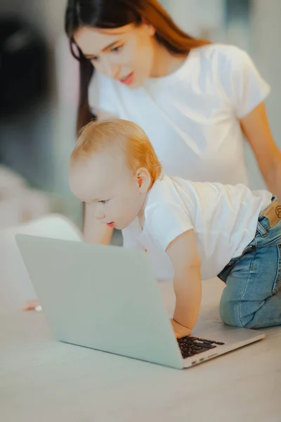 Little Kid Plays Laptop While Mom Looks Him Baby Care — Stock Photo, Image