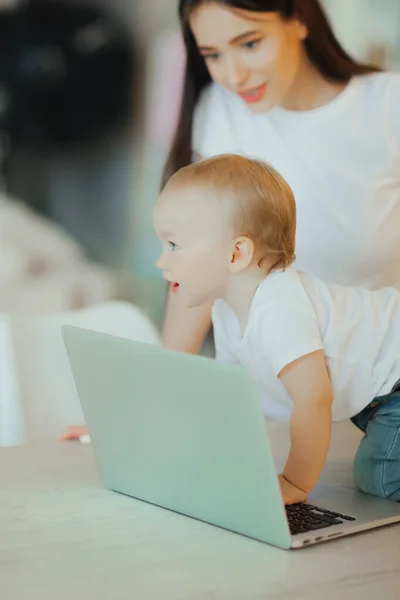 Little Kid Plays Laptop While Mom Looks Him Baby Care — Stock Photo, Image