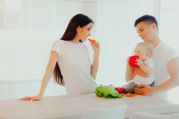 Jovem Família Feliz Com Bebê Cozinha Cozinhar Alimentação Saudável Puericultura — Fotografia de Stock