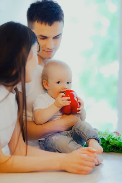 Jovem Família Feliz Com Bebê Cozinha Cozinhar Alimentação Saudável Puericultura — Fotografia de Stock