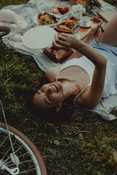 Gyönyörű Boldog Lány Tükörrel Nevet Pikniken Életmód Szabadtéri Kikapcsolódás Hétvégén — Stock Fotó