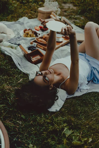 Mooie Jonge Vrouw Kijkt Naar Zichzelf Spiegel Picknick Lifestyle Outdoor — Stockfoto