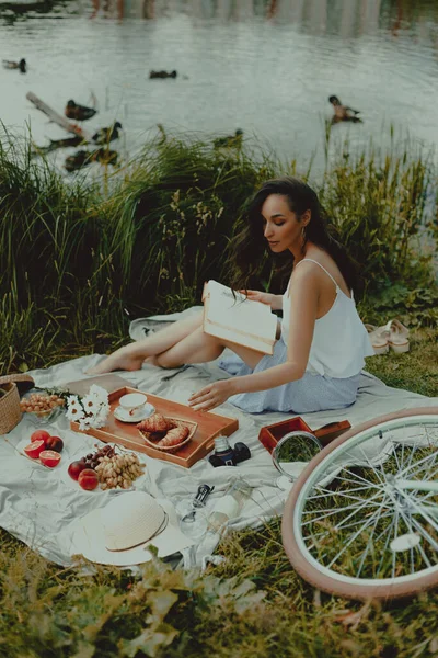 Mooie Jonge Vrouw Leest Boek Bij Picknick Lifestyle Outdoor Recreatie — Stockfoto
