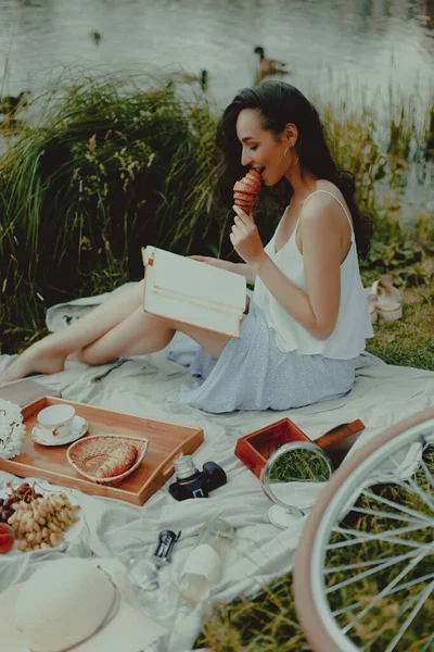Vacker Lekfull Kvinna Läser Bok Och Äter Croissant Picknick Livsstil — Stockfoto