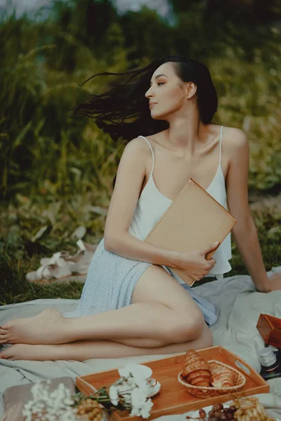 Hermosa Joven Con Libro Picnic Estilo Vida Recreación Aire Libre —  Fotos de Stock