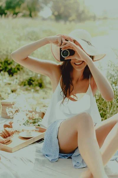 Mooie Jonge Vrouw Maakt Foto Met Behulp Van Camera Bij — Stockfoto