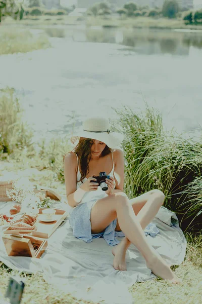 Mooie Jonge Vrouw Maakt Foto Met Behulp Van Camera Bij — Stockfoto