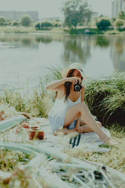 Красивая Молодая Женщина Фотографирует Помощью Камеры Пикнике Стиль Жизни Отдых — стоковое фото