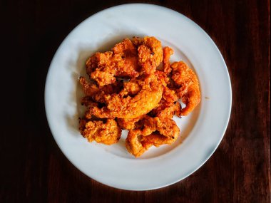 Dakgangjeong (Tatlı Çıtır Kore Kızarmış Tavuğu) masada donmuş.