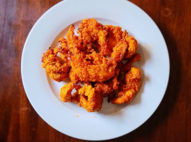 Dakgangjeong (Tatlı Çıtır Kore Kızarmış Tavuğu) masada donmuş.