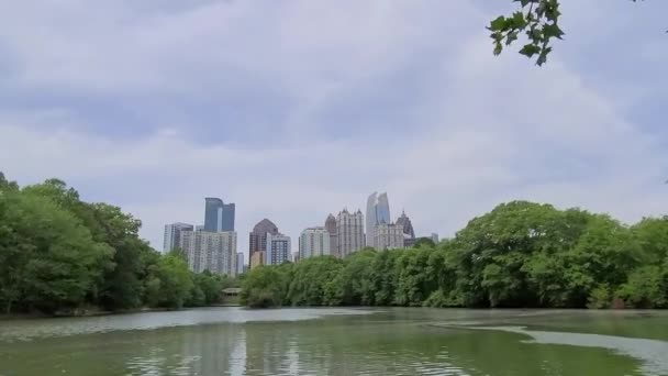 風景木と美しいスカイラインの景色ピエモンテ公園からの眺めと湖 ミッドタウン アトランタ アメリカ — ストック動画