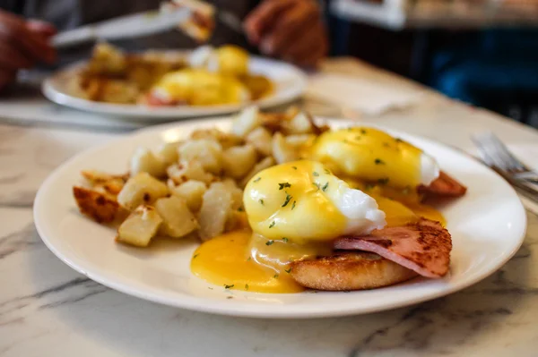 Oeufs benedict avec des bruns de hachis — Photo